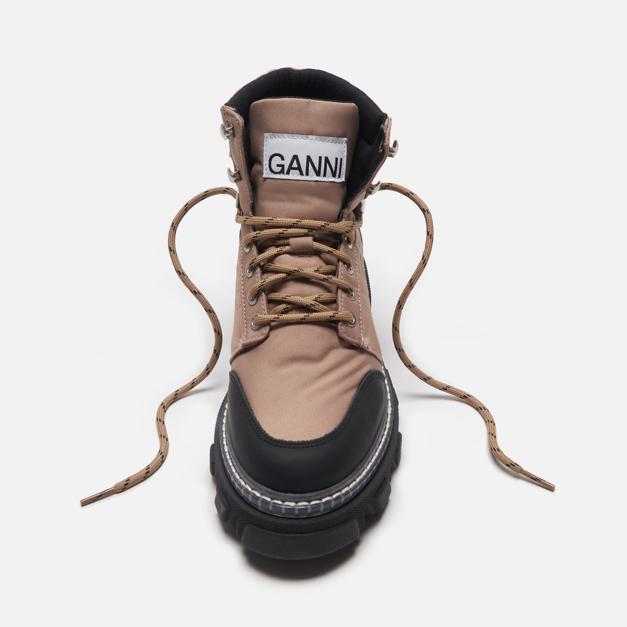 GANNI サイドゴアブーツ ベージュと黒 GANNI（ガニー） ショートブーツ Low Chelsea Boot S1926 4900 S1908