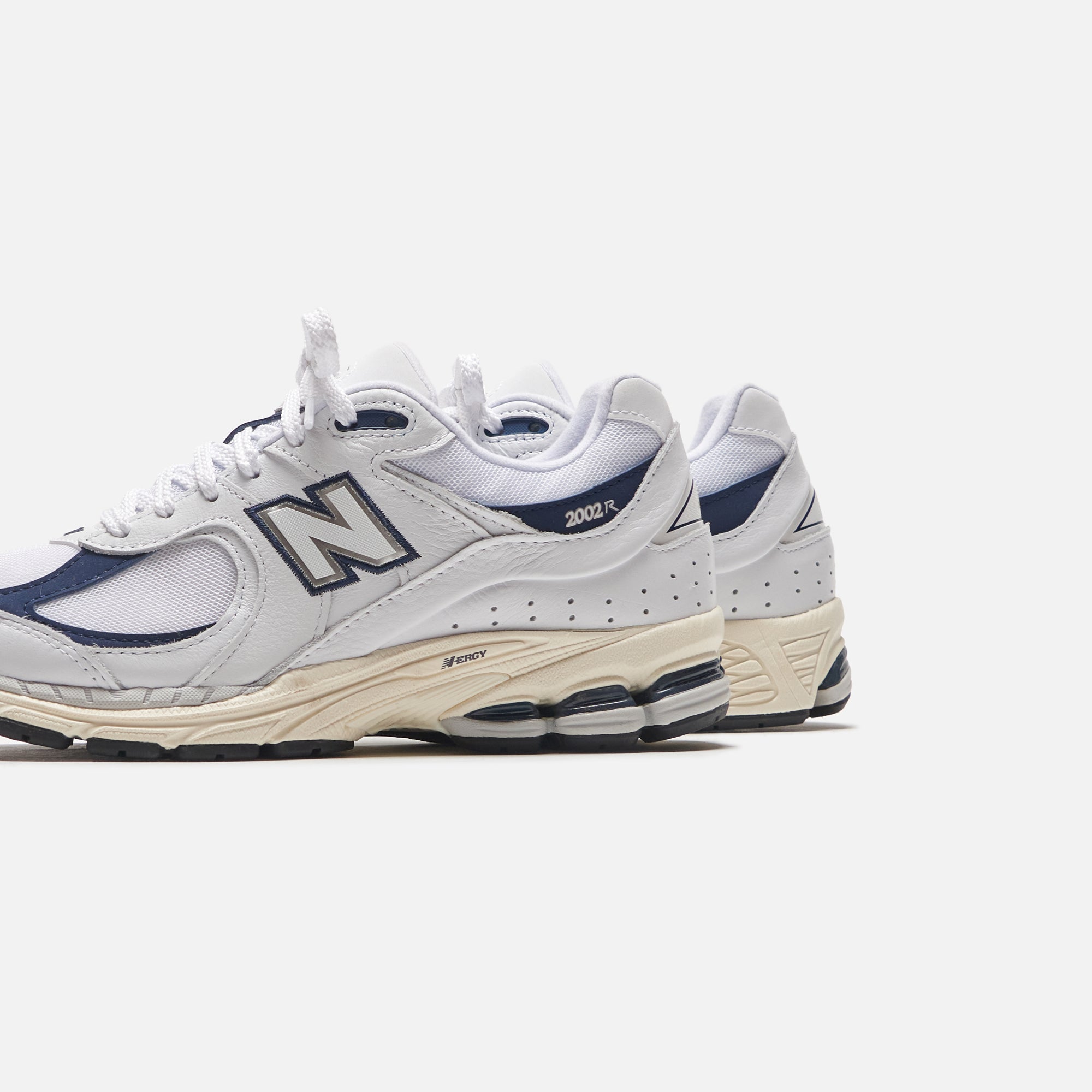 New Balance 2002R アートプリント ホワイト New Balance 2002R - White / Natural Indigo / Angora – Kith Europe