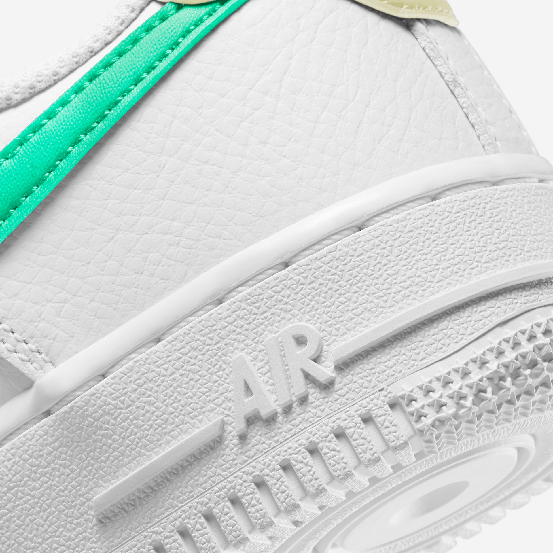 Nike WMNS Air Force 1`07 - White / Green Glow / Light Bone
