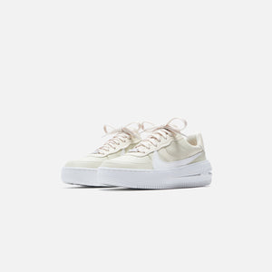 Nike Wmns Air Force 1 PLT.AF.ORM - Fossil / Sail / Summit / White / Black