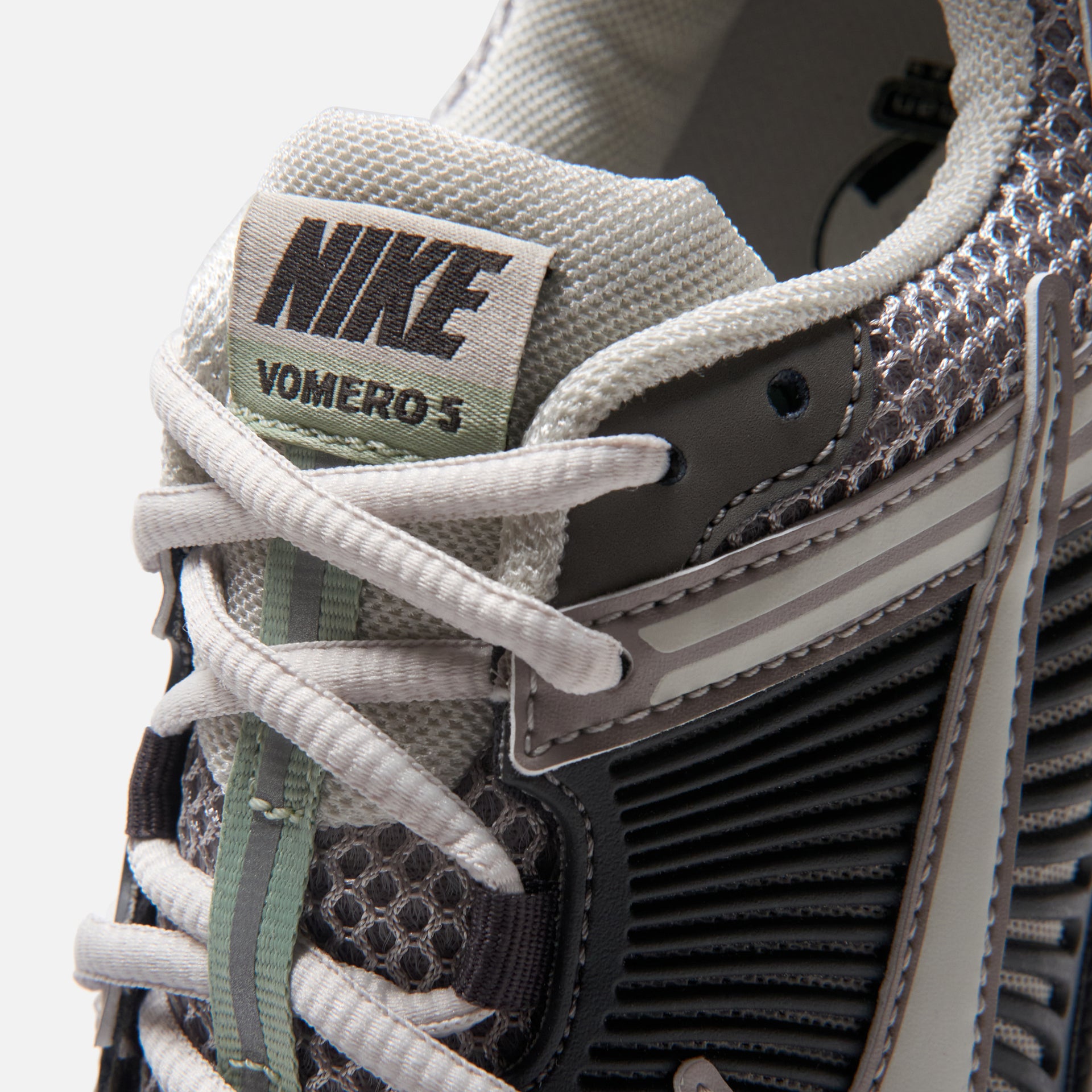 Nike Wmns Zoom Vomero 5 SP GCEL - Cobblestone / Light Bone