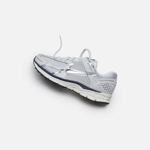 Nike WMNS Zoom Vomero 5 - Photon Dust / Chrome / Gridiron / Sail
